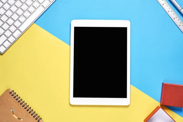 Bovenaanzicht Moderne Werkplek Met Laptop Tablet Met Slimme Telefoon Geplaatst — Stockfoto