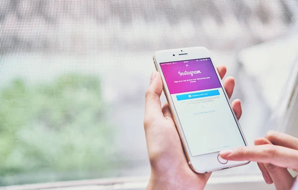 Bangkok, Tayland - 2 Ocak 2018: El Apple iphone 6 oturum açma ekran Instagram simgeler baskı yapıyor. dünyanın en büyük ve en popüler sosyal ağ sitesi.
