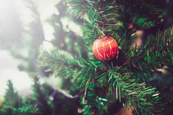 Mutlu Noeller ve mutlu yeni yıl kadar kar bokeh arka plan ile dekore edilmiş ağacının kapat kapat.