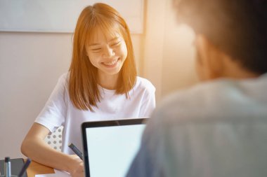 Takım çalışması, rahat gömlek ofisinde genç iş kadını. Bilgi meslektaşları ile bir bilgisayar ile seçme. İş planlama pazarlama.