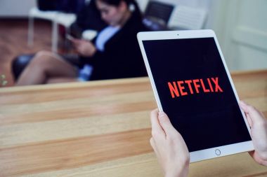 Bangkok, Tayland - 26 Ocak 2018: Netflix uygulaması tablet ekran üzerinde. Netflix Tv olay ve film izlemek için bir uluslararası önemli abonelik hizmetidir.