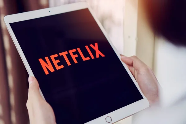 Bangkok, Tayland - 26 Ocak 2018: Netflix uygulaması tablet ekran üzerinde. Netflix Tv olay ve film izlemek için bir uluslararası önemli abonelik hizmetidir.