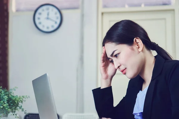 Zakelijke Vrouwen Zitten Stam Van Het Computerscherm Voor Een Lange — Stockfoto