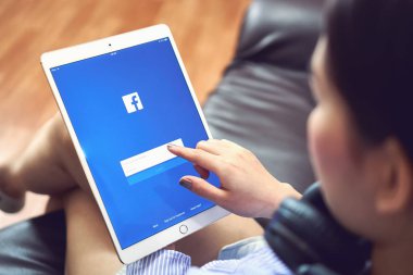 Bangkok, Tayland - 26 Ocak 2018: el Facebook ekran baskı yapıyor apple ipad pro, paylaşım ve ağ bilgi için sosyal medya kullanıyorsanız.