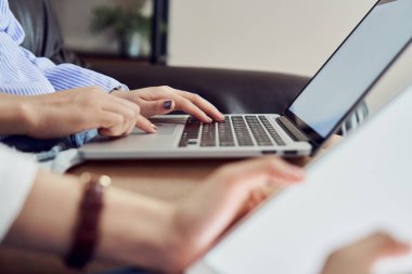 Boş ekran tablet kullanan kadın. Boş ekran grafikler için. Günlük yaşamda dijital teknoloji için kavramlar.