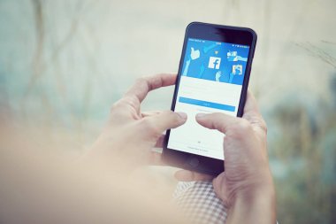 Bangkok, Tayland - 26 Ocak 2018: el Facebook ekranı apple iphone6 üzerinde baskı yapıyor, sosyal medya paylaşım ve ağ bilgi için kullanıyorsanız.