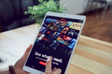 Bangkok, Tayland - 26 Ocak 2018: Netflix uygulaması tablet ekran üzerinde. Netflix Tv olay ve film izlemek için bir uluslararası önemli abonelik hizmetidir.