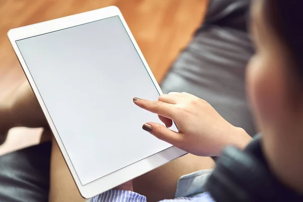 Mulher Usando Tablet Tela Branco Tela Branco Para Gráficos Conceitos — Fotografia de Stock