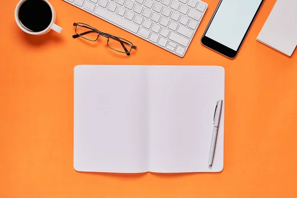 Czarny Ekran Notebooka Puste Laptop Umieszczone Pomarańczowym Tle Nadaje Się — Zdjęcie stockowe