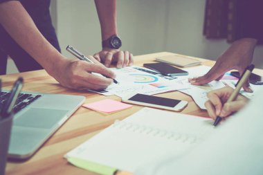 alan, ekip birlikte çalışma coworking. Modern çalışma masaları ve bilgisayarlar ve belgeleri, çalışmaya hazır cihazdır.