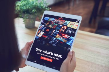 Bangkok, Tayland - 21 Şubat 2018: Netflix uygulaması tablet ekran üzerinde. Netflix Tv olay ve film izlemek için bir uluslararası önemli abonelik hizmetidir.