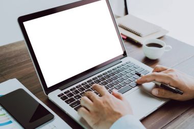işadamı eli boş ekran dizüstü bilgisayar ve akıllı telefon ofis ahşap masa üzerinde çalışma.