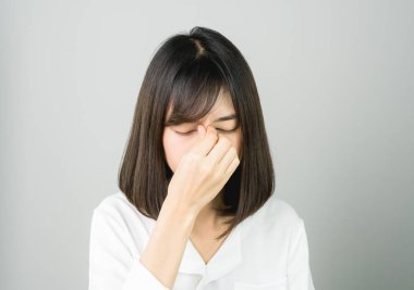 Kadın onun baş ağrısı göstermek için kaslar arasında yüz dokunuyor. Nedenleri stres veya migren neden. Veya çünkü çok fazla iş.