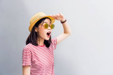 Genç kız mutlu bir şey bulmak için can atıyor. Bir yansımasıdır ışık güneş güneş gözlüğü takıyorum. Kavram yaz seyahat.