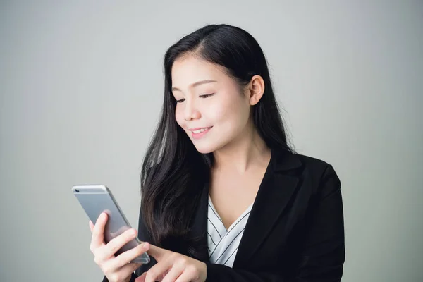 Retrato Las Mujeres Negocios Traje Están Tocando Teléfono Inteligente Mano — Foto de Stock