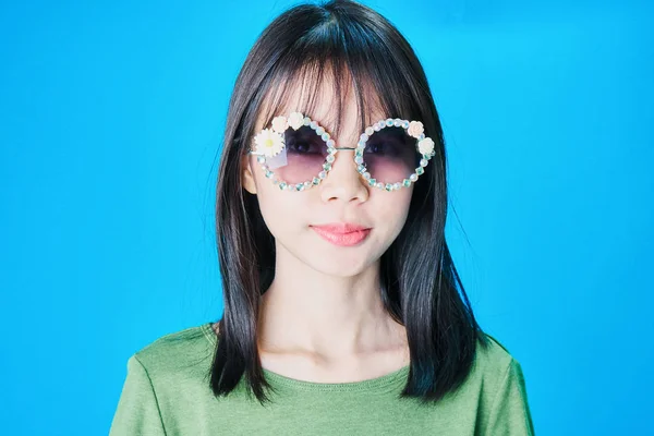 Las Mujeres Usan Gafas Moda Mostrando Gestos Felices Fondo Azul —  Fotos de Stock