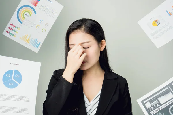 Zakenvrouw Een Zwart Pak Een Hoop Papierwerk Weggooien Documenten Worden — Stockfoto