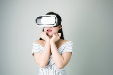 kadın taklit eder, gerçeklik ve sanal gerçeklik işleme kapasitesine sahip olduğunu görmek için baktı bir sanal gerçeklik kulaklık giydi.