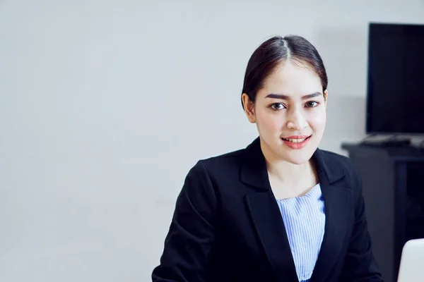 Mujer Negocios Traje Negro Sonrientes Mujeres Jóvenes Asiáticas Oficina Espacio — Foto de Stock