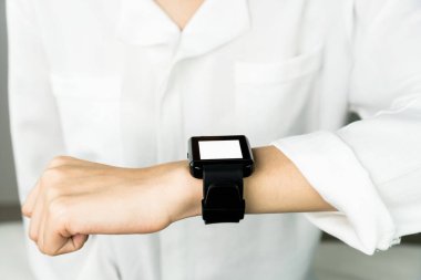 Bir dijital saat ekran ve teknoloji kullanan kadın iletişim içinde ilerler. Bu yeni bir teknolojidir. Bu hayat daha rahat yapar.