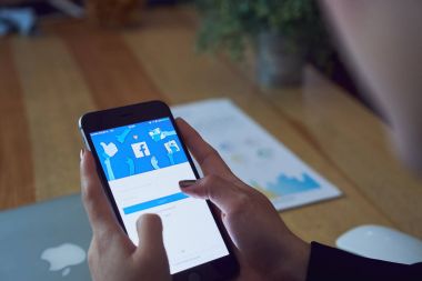 Bangkok, Tayland - 5 Mart 2018: el Facebook ekranı apple iphone6 üzerinde baskı yapıyor, sosyal medya paylaşım ve ağ bilgi için kullanıyorsanız.