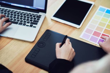 İşadamı bir bilgisayar Grafik Tasarımcısı ile çalışma. ve renk tablosu.