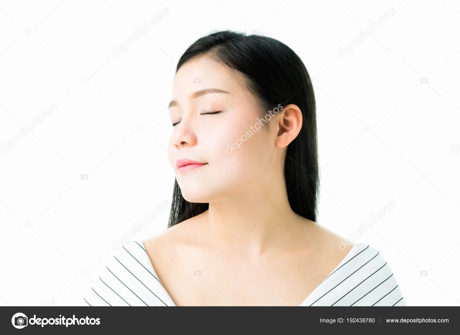 女性の肌の美しさと健康 スパ製品作るの肖像画 皮膚は滑らかで美しいです 白い背景の上の健康的な女性の概念
