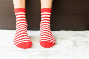 Bacaklar alternatif, beyaz yan beyaz kumaş katta durmak çorap kırmızı renklerde.