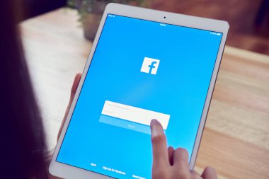 Bangkok, Tayland - 18 Nisan 2018: el Facebook ekran baskı yapıyor apple ipad pro, paylaşım ve ağ bilgi için sosyal medya kullanıyorsanız.