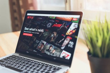 Bangkok, Tayland - 18 Nisan 2018: Netflix uygulaması Laptop ekran üzerinde. Netflix Tv olay ve film izlemek için bir uluslararası önemli abonelik hizmetidir.