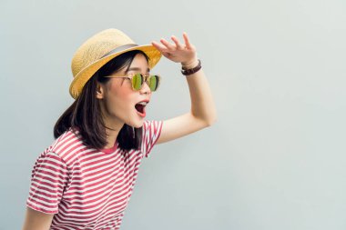 Genç kız mutlu bir şey bulmak için can atıyor. Bir yansımasıdır ışık güneş güneş gözlüğü takıyorum. Kavram yaz seyahat.