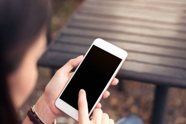 Boş ekran smartphone kullanan kadın. ekran grafikler için. Günlük yaşamda dijital teknoloji için kavramlar.