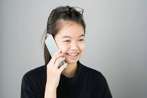 Primer Plano Las Mujeres Están Hablando Teléfono Inteligente Tecnología Hace — Foto de Stock