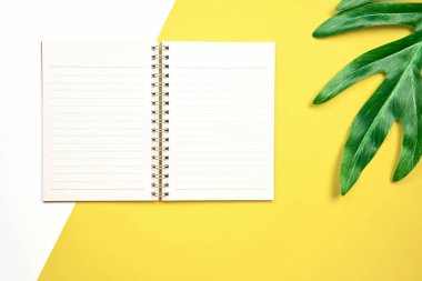 beyaz ekran not defteri boş pastel Sarı zemin üzerine yerleştirilir. Reklam için kullanılan grafik için uygundur..