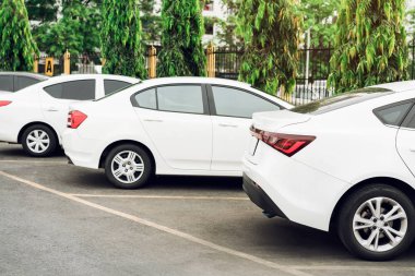 Park çok açık ve park edilmiş bir araba. Ağaçları saran vardır.