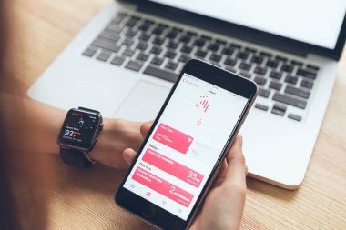 Bangkok, Tayland - 08 Mayıs 2018: telefon ve onay kalp hızı app kullanarak kadın Apple Watch üzerinde oluşturulan ve Apple Inc tarafından geliştirildi.