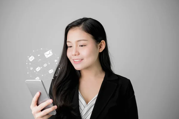 Mujer Negocios Usando Teléfono Inteligente Mostrar Icono Correo Electrónico Social — Foto de Stock
