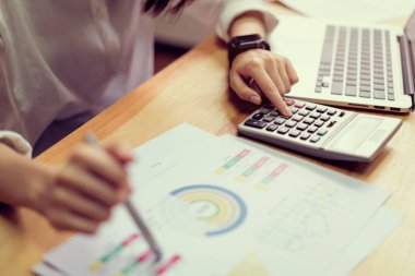 Ofis ve kullanım bilgisayar ve finansal muhasebe gerçekleştirmek için hesap makinesi iş kadını. Önceden bütçe planına.