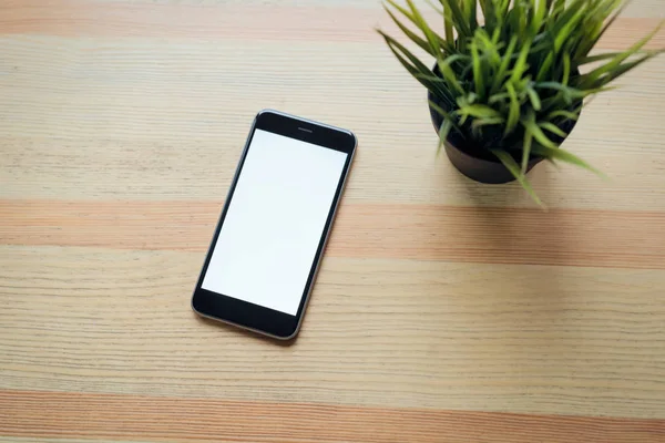 Smartphone ve ağaç office odası, grafik tablo montaj görüntüler. Senin ekran reklam koymak için almak.