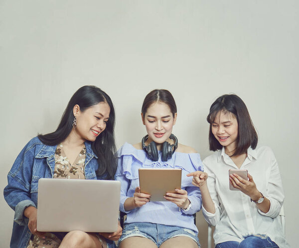 Женщины и друзья. использование телефона и компьютера, Технологические концепции делают нашу жизнь превзойти
