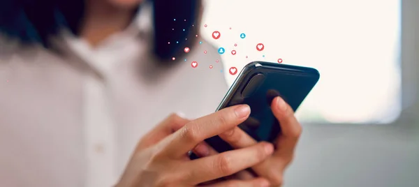 Žena Ruka Pomocí Smartphonu Ukázat Srdce Ikony Sociálních Médií Koncepce — Stock fotografie