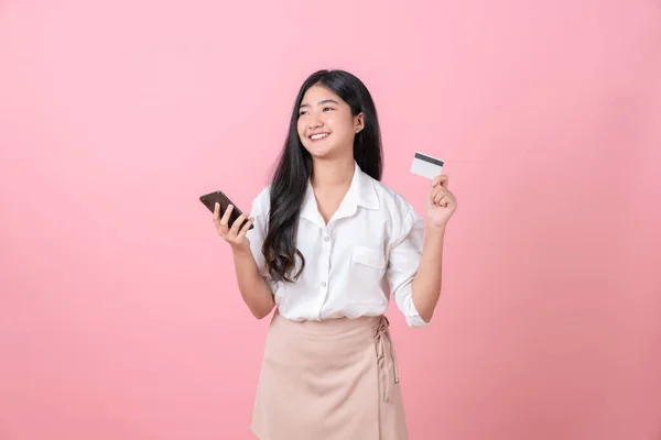 Jong Glimlachen Aziatische Vrouw Houden Credit Card Met Smartphone Zoek — Stockfoto