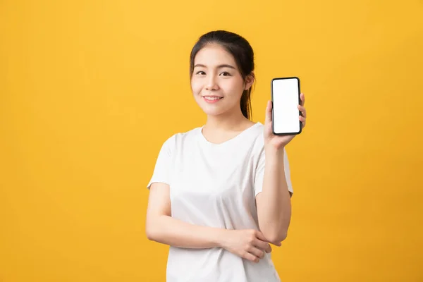 Χαρούμενη Όμορφη Ασιάτισσα Γυναίκα Κρατώντας Smartphone Και Πληκτρολογώντας Μήνυμα Ανοιχτό — Φωτογραφία Αρχείου