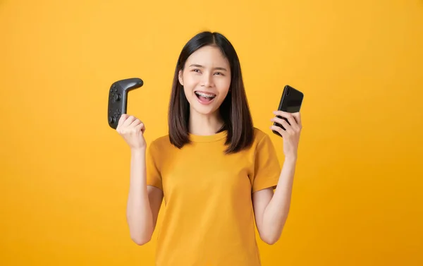 Alegre Hermosa Mujer Asiática Casual Camiseta Amarilla Jugar Videojuegos Con — Foto de Stock