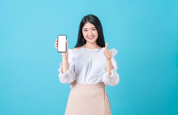 Vrolijke Mooie Aziatische Vrouw Met Smartphone Met Shows Als Teken — Stockfoto