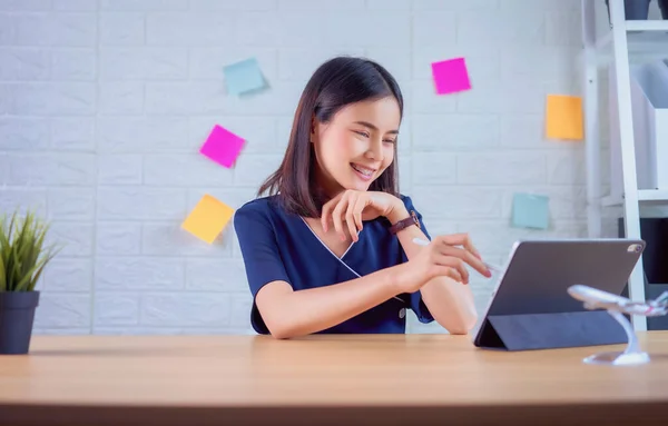 Gelukkig Aziatische Zakenvrouw Werken Tablet Aan Tafel Home Office — Stockfoto