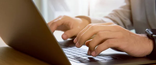 Empresario Manos Utilizando Ordenador Portátil Con Teclado Prensa Oficina Proporción — Foto de Stock