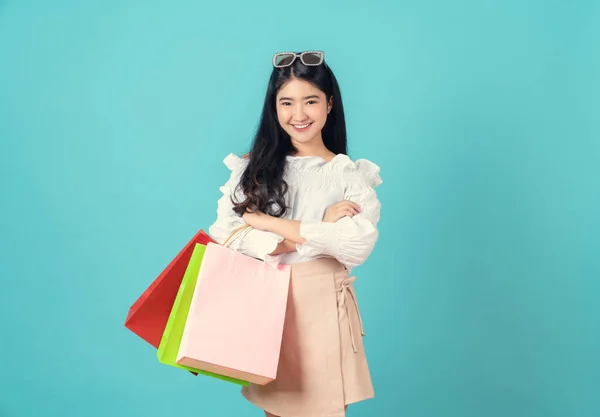 Alegre Hermosa Mujer Asiática Sosteniendo Bolsas Compras Multicolores Brazos Cruzados —  Fotos de Stock