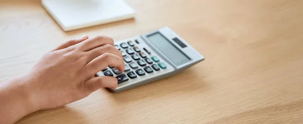 Vrouw Pers Calculator Inkomenskosten Berekenen Plannen Voor Het Uitgeven Van — Stockfoto