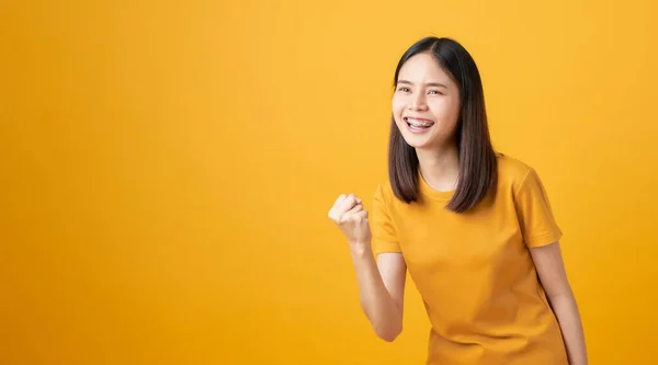 Genç Gülümseyen Asyalı Kadın Başarıya Hayret Ediyor Sarı Arkaplanda Yer — Stok fotoğraf